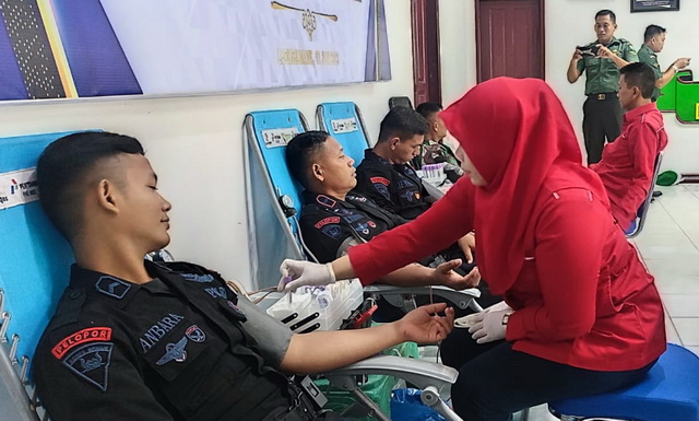 Menyambut Hari Ulang Tahun ke-77 Polisi Militer TNI AD Tahun 2023, Detasemen Polisi Militer IM/1 Lhokseumawe bekerjasama dengan Unit Donor Darah (UDD) PMI Kota Lhokseumawe melaksanakan kegiatan bakti kesehatan dalam bentuk donor darah, Rabu (7/6/2023).