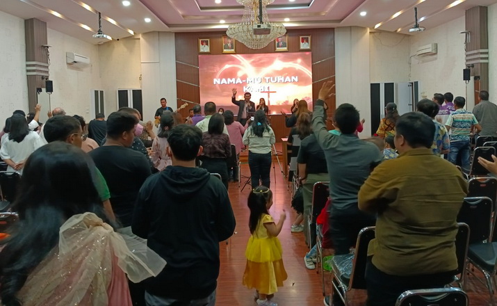 Jemaat Gereja Elim Kristen Indonesia (GEKI) melaksanakan ibadah di ruangan Kantor Wali Kota Medan, Minggu (11/6/2023).