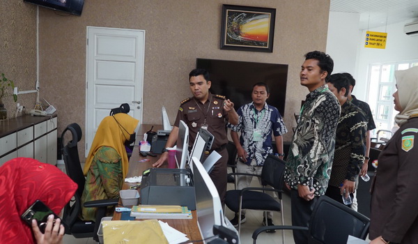 Sejumlah elemen mahasiswa tergabung dalam berbagai forum, Kamis (15/6/2023), mengunjungi Kantor Kejaksaan Tinggi Sumatera Utara (Kejati Sumut) Jalan AH Nasution Medan.