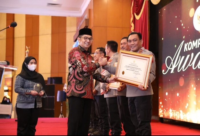 Kepolisian Daerah Sumatera Utara (Polda Sumut) di bawah kepemimpinan Irjen Pol RZ Panca Putra Simanjuntak, berhasil meraih penghargaan Kompolnas Award 2023 Predikat Terbaik Tingkat Polda Kelompok A.