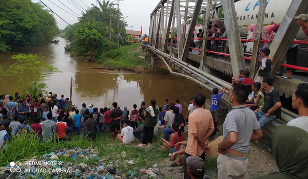 Warga akhirnya menemukan jasad Haikal Syahputra (11) yang terjatuh saat akan melompat dari Jembatan Titi Pelawi Dusun Pelawi Sebrang Desa Pelawi Selatan Kecamatan Babalan.