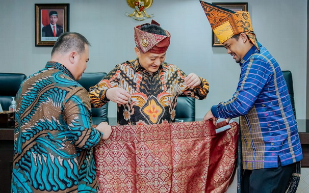 Pemko Medan berkomitmen penuh untuk selalu terbuka dan mempermudah investor berinvestasi di ibukota Provinsi Sumatera Utara.
