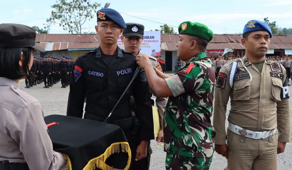 Ratusan personil TNI-Polri dan Satpol PP mengikuti apel pergeseran pasukan dalam rangka pengamanan Pemilihan Kepala Desa Serentak, Rabu (14/7), bertempat di Terminal Tarutung.