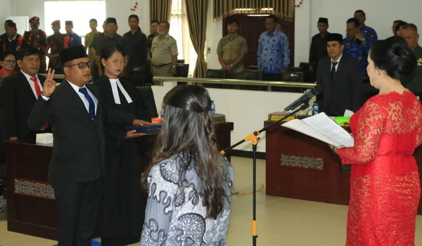 Ketua DPRD Samosir Dra Sorta E Siahaan mengambil sumpah/janji Marco Christian Simbolon SIP sebagai anggota DPRD PAW sisa masa jabatan 2019-2024.