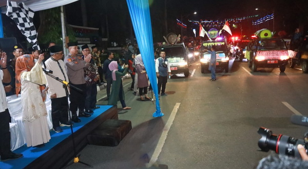 Wali Kota Pematang Siantar dr Susanti Dewayani SpA melepas peserta Takbir Keliling Malam Idul Adha 1444 H/2023 M, dari depan Balai Kota, Jalan Merdeka, Rabu (28/6/2023) malam.