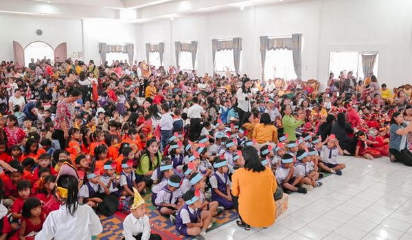 Bunda PAUD (Pendidikan Anak Usia Dini) Kabupaten Humbahas Lidia Dosmar Banjarnahor melepas anak-anak PAUD se-Kecamatan Doloksanggul, di Aula Huta Mas, Rabu (14/6/2023).