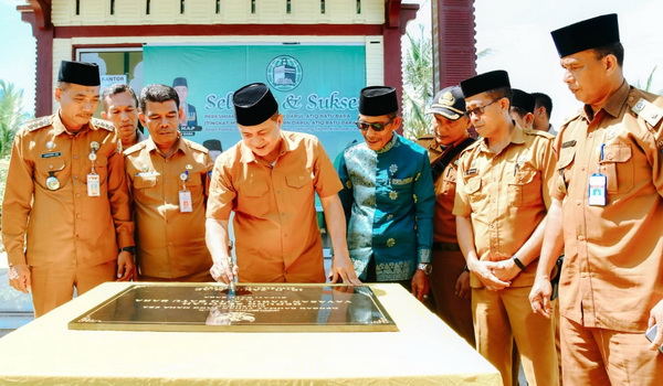 Bupati Ir H Zahir MAP ikut meresmikan gedung baru di Pondok Pesantren Darul Atiq di Desa Guntung, Kecamatan Tanjung Tiram, Senin (12/6/2023).