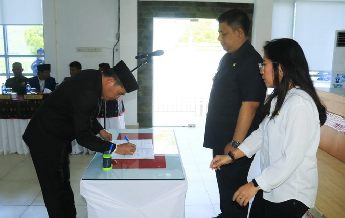 Bupati Samosir melantik Naslindo Sirait sebagai Penjabat Sekda, di Aula Kantor Bupati Samosir, Rabu (7/6/2023).