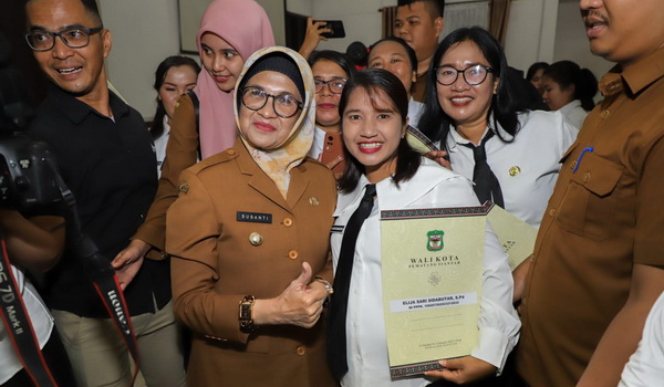 Sebanyak 371 Pegawai Pemerintah dengan Perjanjian Kerja (PPPK) Fungsional Tenaga Guru di lingkungan Pemko Pematang Siantar Formasi Tahun 2022, menerima SK Wali Kota.