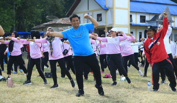 Bupati Samosir Vandiko T Gultom bersama seluruh jajaran Pemkab Samosir mengikuti senam bersama di Tanah Lapang Pangururan, Jumat (23/6/2023).