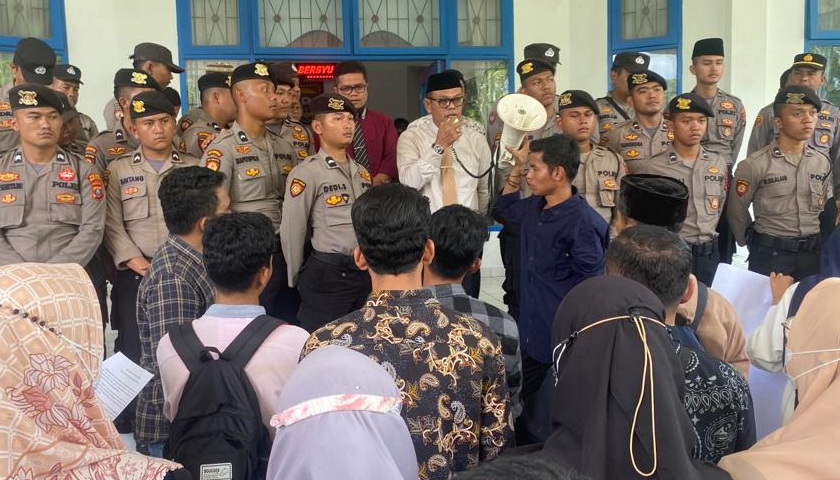 Sekelompok masaa dari aliansi mahasiswa dan pers di Madina melakukan aksi unjuk rasa di Gedung DPRD Mandailing Natal. Mereka memperjuangkan serta meminta Bupati Madina HM Ja'far Sukhairi Nasution mengevaluasi Kepala Inspektorat Kabupaten Madina.