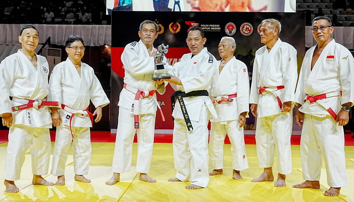 Kapolri Jenderal Polisi Drs Listyo Sigit Prabowo pernah meraih prestasi dalam olahraga bela diri Judo. Bahkan, bertepatan dengan momentum Hari Ulang Tahun Bhayangkara ke-77, Jenderal Sigit meraih sabuk hitam.