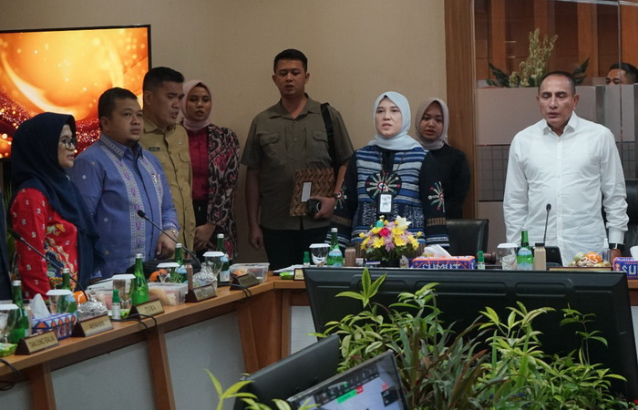 Wali Kota Pematang Siantar dr Susanti Dewayani SpA menghadiri Rapat Umum Pemegang Saham Luar Biasa (RUPS-LB) Bank Sumut di Ruang Rapat Kantor Bank Sumut, Lantai 3, Jalan Imam Bonjol Medan, Senin (3/7/2023).