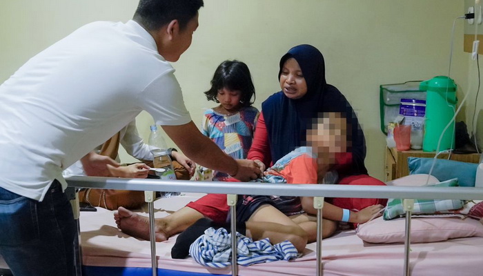 "Terima kasih Pak Bobby. Tolong bantu anak saya.Saya gak minta apa-apa. Saya cuma ingin anak saya sembuh," ucap Halimah berlinang air mata di RS Madani, Jalan Bakti, Medan, Selasa (11/7/2023), sekitar pukul 20.00 WIB.