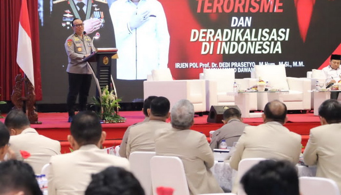 Asisten Kapolri Bidang Sumber Daya Manusia (As SDM) Prof Dr Dedi Prasetyo MHum MSi MM, membedah buku berjudul 'Radikalisme Terorisme dan Deradikalisasi di Indonesia'.