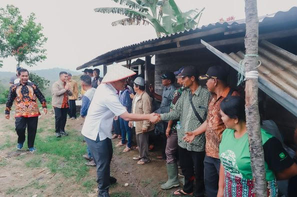 Bupati Humbang Hasundutan Dosmar Banjarnahor SE melaksanakan kunjungan kerja lapangan ke Desa Sionom Hudon Sibulbulon Kecamatan Parlilitan, menemui petani dan masyarakat yang ada di sana. Jumat (7/7/2023).