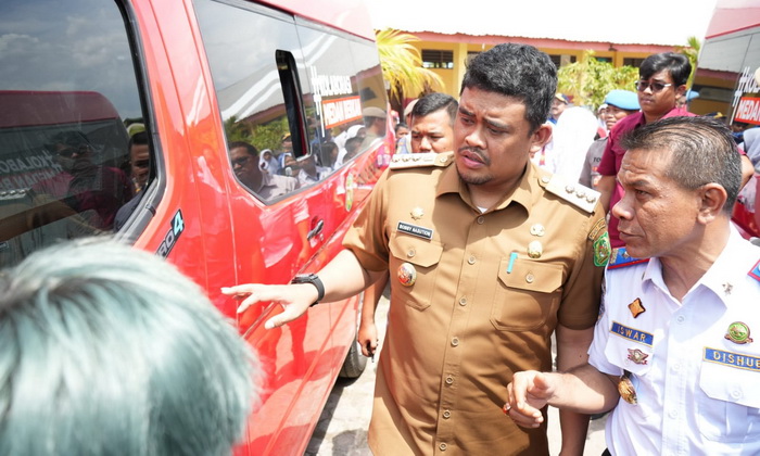 Wali Kota Medan Bobby Nasution menyerahkan tiga unit bus sekolah sebagai armada antar jemput para siswa. Dengan adanya bus sekolah tersebut, harapannya, tidak ada lagi siswa yang masih di bawah umur membawa kendaraan sendiri.