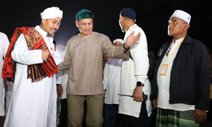 Dipimpin KH Mufty Ahmad Nasihin, ribuan Umat Islam di Sumatera Utara (Sumut) khusyuk dalam menggemakan Selawat Nabi. Sekaligus memanjatkan doa.