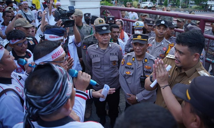 Ormas Horas Bangso Batak (HBB) Sumatera Utara menggelar aksi damai di sejumlah titik, termasuk di depan Kantor Wali Kota Medan Jalan Maulana Lubis, Selasa (25/7/2023).