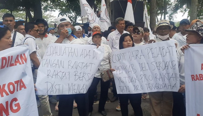 Ratusan masa dari Aliansi Masyarakat Perduli Keadilan bergabung dengan jemaat HKBP Tanjung Morawa Kota, kembali gelar aksi unjuk rasa di halaman Kantor Bupati Seli Serdang, Rabu (12/7/2023).