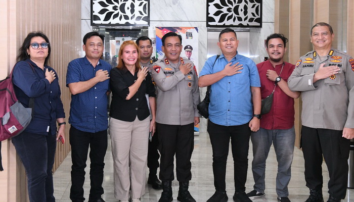 Kapolda Sumut Irjen RZ Panca Putra Simanjuntak pamit kepada Gubernur Sumatera Utara Edy Rahmayadi, setelah dimutasi menjadi Pati Lemdiklat Polri.