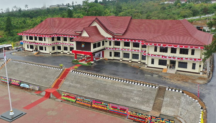 Kapolri Jenderal Listyo Sigit Prabowo meresmikan Rumah Sakit (RS) Bhayangkara Tingkat II Mas Kadiran, yang baru menjalani renovasi.