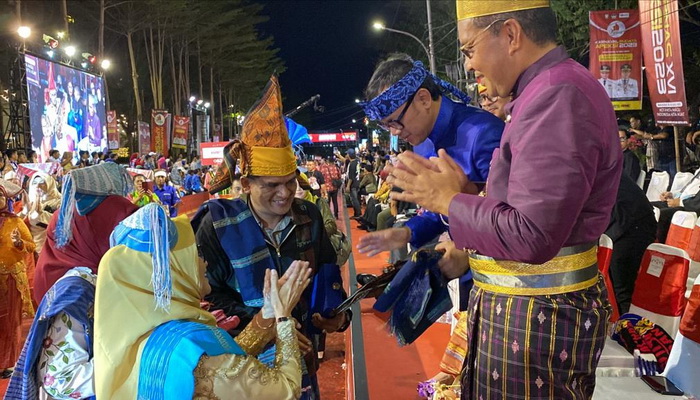 Wali Kota Pematang Siantar dr Susanti Dewayani SpA mengikuti acara Karnaval dan Pawai Budaya di kawasan Anjungan Pantai Losari Kota Makassar, Provinsi Sulawesi Selatan (Sulsel), Rabu (12/7/2023) malam.