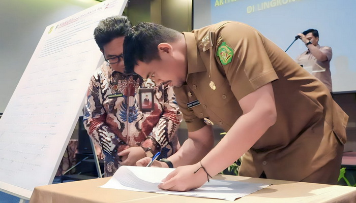 pimpinan perangkat daerah di lingkungan Pemko Medan, mulai dari inspektur sampai camat menandatangani Pernyataan Komitmen Pelaksanaan Budaya Kerja ASN Ber-Akhlak.