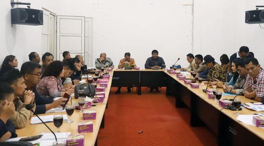 Bupati Humbahas Dosmar Banjarnahor SE yang diwakili Asisten Pemerintahan Makden Sihombing SSos MM membuka secara resmi Konsultasi Publik Atas Rancangan Peraturan Daerah (Ranperda) tentang Pajak Daerah dan Retribusi Daerah.