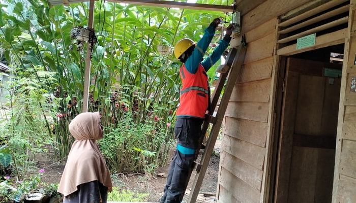 PLN Unit Induk Distribusi (UID) Sumatera Utara kembali membagikan kebahagiaan dengan melakukan penyambung listrik gratis kepada 24 keluarga kurang mampu di wilayah kerja PLN Unit Pelaksana Pelayanan Pelanggan (UP3) Padangsidimpuan, melalui Program 'Light Up The Dream'.
