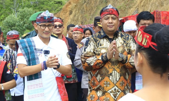 Menparekraf bersama Bupati Samosir Vandiko T Gultom meninjau Desa Wisata Hariara Pohan, Kecamatan Harian, Kamis (20/7/2023.
