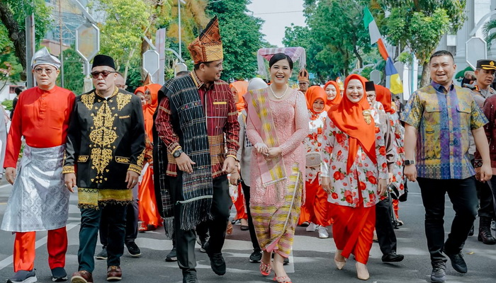 Wali Kota Medan Bobby Nasution bersama Ketua TP PKK Kota Medan Kahiyang Ayu mengikuti Pawai Colorful Medan Carnival dalam rangka memeriahkan Hari Jadi ke-433 Kota Medan, Sabtu (8/7).