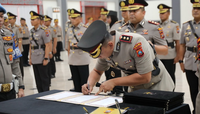 Polda Sumatera Utara menggelar serah terima jabatan (sertijab) dan pelantikan sejumlah pejabat utama (PJU) dan kapolres bertempat di Aula Tribrata, Jumat (7/7/2023).