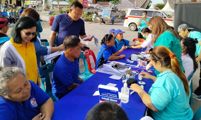 RS Murni Teguh Horas Insani Pematang Siantar bekerjasama dengan Pemkab Samosir menyelenggarakan pemeriksaan kesehatan gratis bagi kaum lansia. Berlangsung di Kampung Ulos Hutaraja, Sabtu (29/7/2023).