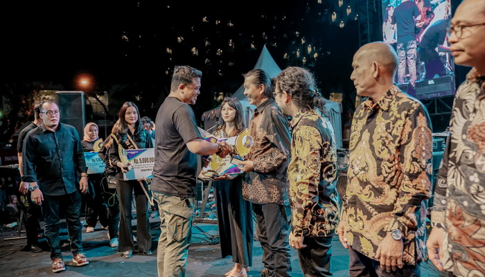 Untuk pertama kalinya, seniman Kota Medan mendapat penghargaan atas dedikasi, kontribusi dan karya seni yang telah mereka lahirkan dalam berkesenian.