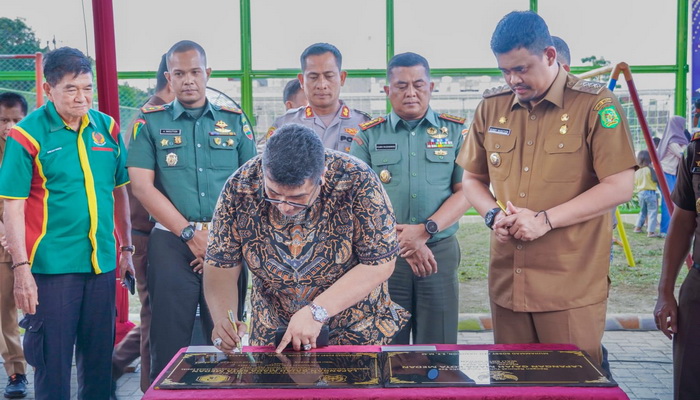 Penandatanganan prasasti oleh Wali Kota Medan Bobby Nasution menjadi pertanda diresmikannya Lapangan Gajah Mada Medan yang berlokasi di Jalan Krakatau, Kelurahan Pulo Brayan Darat I, Kecamatan Medan Timur, Senin (10/7/2023) sore.