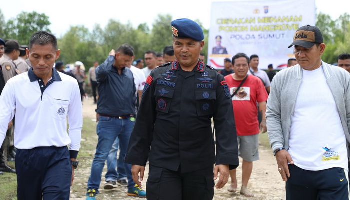 Peduli dengan keadaan lingkungan, Polda Sumut melakukan penanaman Pohon Magrove. Berlangsung, Kamis (13/7/2023), di Dusun III Desa Lubuk Kertang Kecamatan Brandan Barat Kabupaten Langkat.