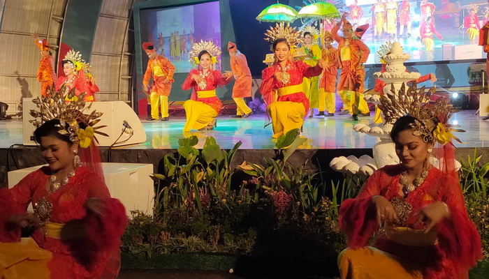 Ratusan pengunjung PRSU (Pekan Raya Sumatera Utara) ke 49 antusias menyaksikan Pagelaran Seni Budaya Kabupaten Batubara, Jumat malam (14/7/2023).