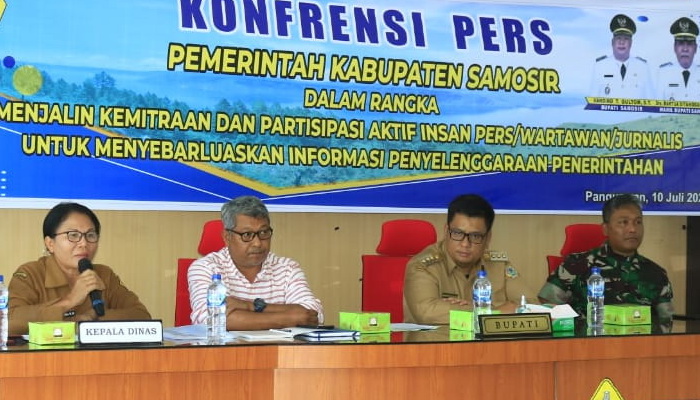 Tekait adanya pemberitaan di beberapa media yang menyatakan bantuan pupuk dari Kementerian Pertanian adalah diduga palsu, Pemkab Samosir pun menggelar konfrensi pers, di Aula Kantor Bupati Samosir, Senin (10/7/2023).