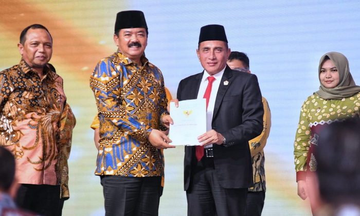 Menteri Agraria dan Tata Ruang/Badan Pertanahan Nasional (ATR/BPN) Marsekal TNI (Purn) Hadi Tjahjanto menyerahkan 1.117 sertifikat tanah aset Pemprov Sumut dan 20 pemkab/pemko se-Sumatera Utara (Sumut)