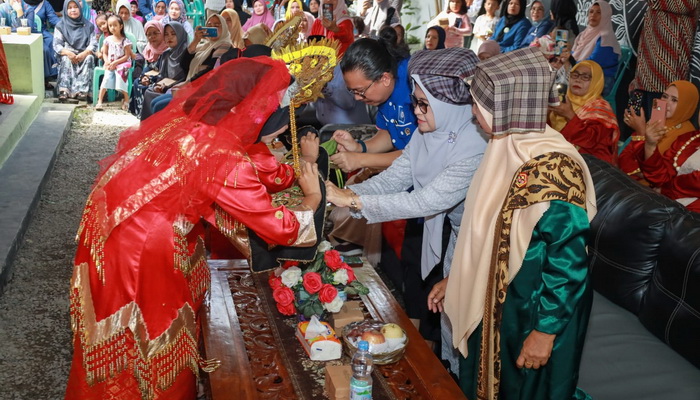 Wali Kota Pematang Siantar dr Susanti Dewayani SpA disambut Tari Galombang saat menghadiri acara Silaturahmi Bunda Kandung Kota Pematang Siantar dan Gebyar Budaya Minangkabau