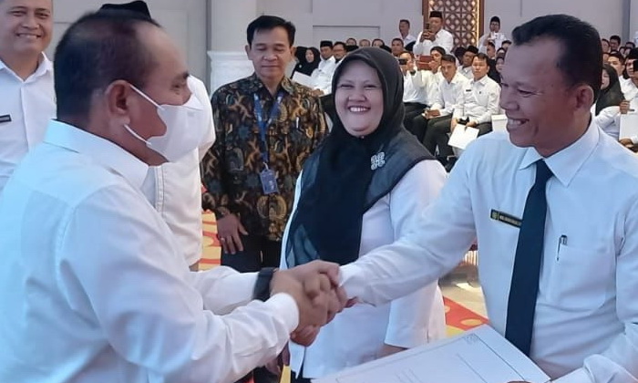 Gubernur Sumatera Utara Edy Rahmayadi resmi melantik dan menyerahkan Surat Keputusan (SK) Pegawai Pemerintah Perjanjian Kerja (P3K) kepada 891 guru SMA Negeri dan SMK Negeri se-Sumut.