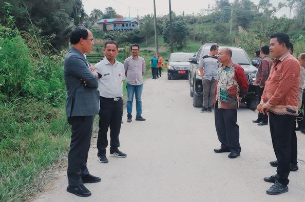 Bupati Humbahas Dosmar Banjarnahor SE meninjau pembangunan Jalan Pangungkitan-Pusuk I di Kecamatan Parlilitan, Jumat (7/7/2023).
