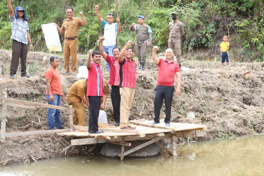 Bupati Taput Tabur Benih Ikan Tawar di Desa Parbubu II Tarutung