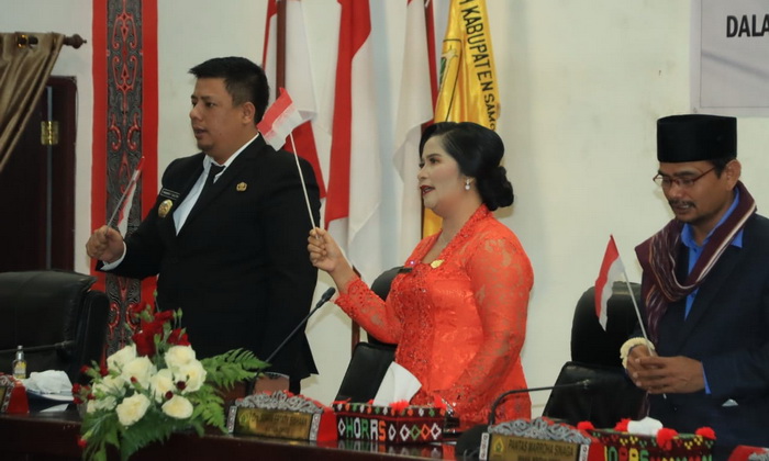 Bupati Vandiko T Gultom ST mengikuti Rapat Paripurna DPRD Samosir dengan agenda Mendengarkan Pidato Kenegaraan Presiden RI, Rabu (16/8/2023).