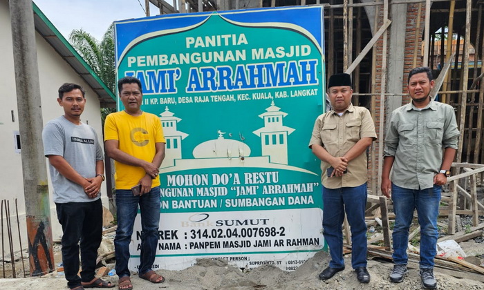 Sekretaris DPD Gerindra Sumut Sugiat Santoso memberikan bantuan untuk pembangunan Masjid Jami Ar Rahmah yang berada di Dusun II Kp Baru, Desa Raja Tengah, Kecamatan Kuala, Kabupaten Langkat.