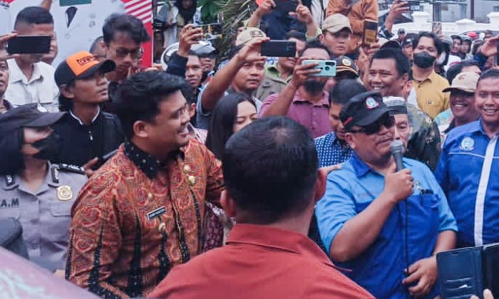 Bobby Nasution meninggalkan rapat setelah mendapat informasi ratusan pekerja tergabung di SPA SPSI Sumatera Utara menggelar aksi damai di depan Kantor Wali Kota.