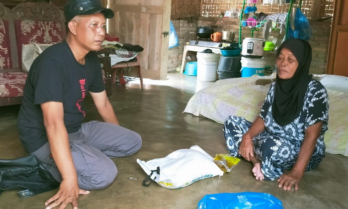 Sungguh mengharukan nasib Nek Indamah (73). Yakni janda tua berdomisili di Dusun II Desa Pematang Guntung, Kecamatan Teluk Mengkudu, Serdang Bedagai (Sergai) Sumut.