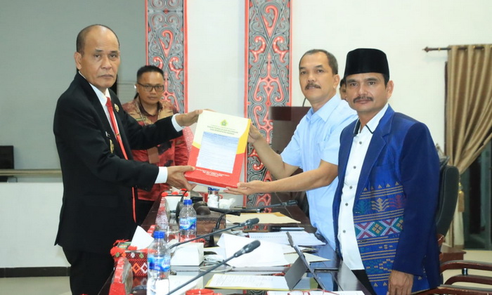 Wakil Bupati Samosir Drs Martua Sitanggang MM menyampaikan Nota Pengantar Rancangan KUA-PPAS (Kebijakan Umum APBD dan Prioritas Plafon Anggaran Sementara) RAPBD TA 2024 dalam Rapat Paripurna DPRD, di Gedung DPRD Samosir, Jumat (4/8/2023).