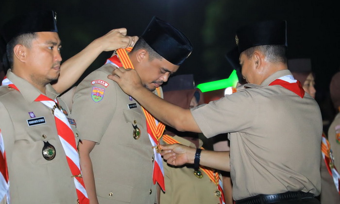 Wali Kota Medan Bobby Nasution yang juga Ketua Majelis Pembimbing Kwartir Cabang (Mabicab) Gerakan Pramuka Kota Medan menerima tanda penghargaan Lencana Melati